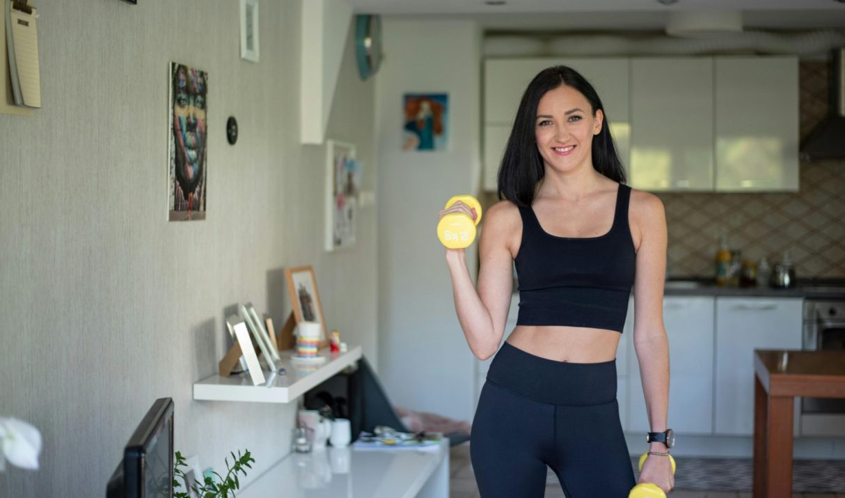 dumbbell workout at home: Ultimate 8-Exercise Plan to Completely Transform Your Body (Get Crazy STRONG)